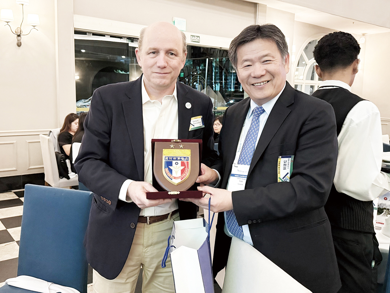 三軍總醫院與臺灣醫療品質協會合辦首屆ISQua臺灣之夜並由蔡建松局長陳元皓院長開場致詞及感謝ISQua理事長DrEzequielGarciaElorrio執行長DrCarstenEngel伉儷及駐聖保羅台北經濟文化辦事處朱怡靜總領事醫策會洪聖惠副執行長等8位貴賓及全國18院所77位醫品前輩及同好共同參與